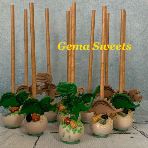 Jurassic Park Cake Pops, Jurassic World Cake Pops, Dinosaur Cake Pops, Jurassic World Cake, World Cake, Jurassic Park Birthday Party, Butterfly Garden Party, Jurassic Park Birthday, Carnival Birthday Party Theme