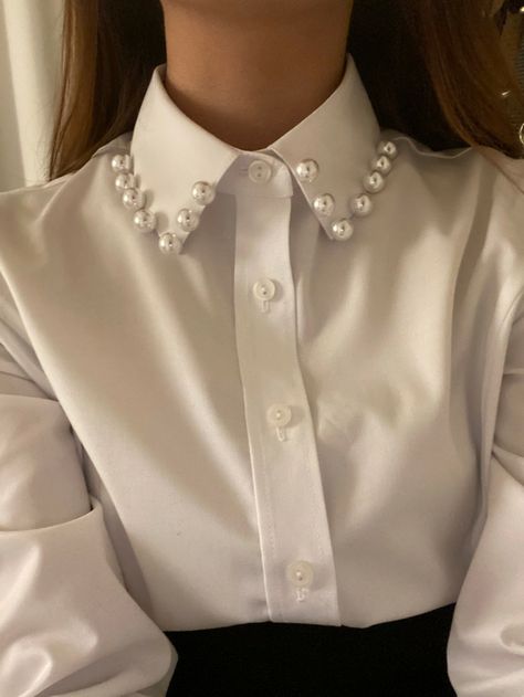 Shirt With Pearls, Diy Clothes Projects, Embroidery Fashion Detail, Fancy Shirt, Diy Embroidery Designs, Boutique Dress Designs, Couture Details, Classy Casual Outfits, Classy Casual