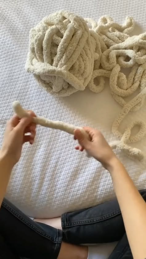 Credit to the owner, big fluffy yarn knitting blanket tutorial craft handmade gift idea #HandcraftedCreations #DIYInspiration #CraftyIdeas #HomemadeGifts #DIYProject #CraftMaking #DIYArt #HandmadeTutorial #CraftyInspiration #HomemadeDecor Knit A Chunky Blanket, Loop Blanket, Crochet Yarn Bag, Finger Knitting Blankets, Christmas Crochet Projects, Chunky Blanket Diy, Activities For Friends, Simpul Dasi, Chunky Knit Blanket Pattern