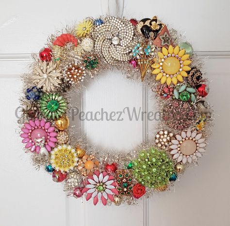 Jeweled Wreath, Vintage Ornament Wreath Diy, Vintage Christmas Ornament Wreath, Vintage Kitsch Wreath, Vintage Jewlry Xmas Trees, Jeweled Christmas Trees, Costume Jewelry Crafts, Old Jewelry Crafts, Jeweled Christmas