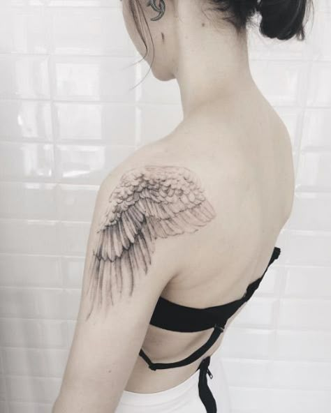 Tattoo For Men On Shoulder, Wing Tattoo On Shoulder, Angel Wing Tattoo, Wing Tattoo Men, Wing Tattoos, Small Shoulder Tattoos, Super Tattoo, Best Tattoos For Women, Angel Wings Tattoo