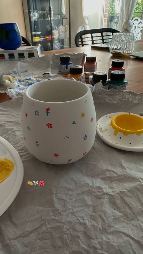 Insta story, cermaic painting ideas, flowers, bee, mug painting, art aesthetics, fall activity, couple time Bee Mug Painting, Painting Mugs Aesthetic, Pottery Painting Couple, Painting Ideas Flowers, Aesthetic Pottery, Clay Cafe, Mug Painting, Painting Birthday Party, Bee Mug