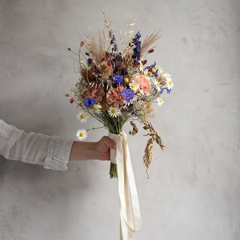 Jutta Nowak on Instagram: “Entspannter Boho-BRAUTSTRAUSS - Sommerflor und Trockenblumen. 💙 . #brautstrauß #hochzeitsblumen #trockenblumen #driedflowers #summercolours…” Welsh Wedding, Colorful Flowers Arrangements, 21 Diner, Wedding Prep, Wedding Vibes, Colorful Flowers, Wedding Inspo, Flower Power, Wedding Reception