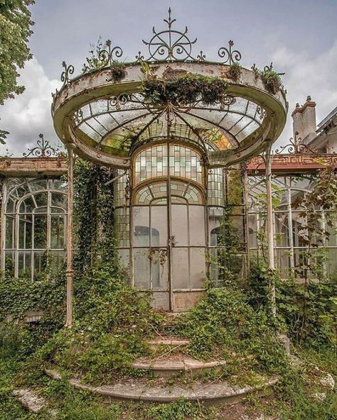 Abandoned Greenhouse, Victorian Greenhouses, Abandoned Things, Abandoned Buildings, Abandoned Houses, Dream House Decor, Beautiful Architecture, Glass House, Nature Aesthetic