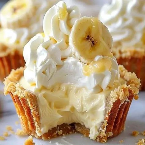 No-Bake Mini Banana Cream Pies - Easy & Delicious Recipe Banana Cream Pie Cupcakes, Easy Cream Pie, Banana Cream Pie Recipe, Banana Cream Pudding, Mini Bananas, Cream Pies, Cream Pie Recipes, Banana Cream Pie, Mini Pies