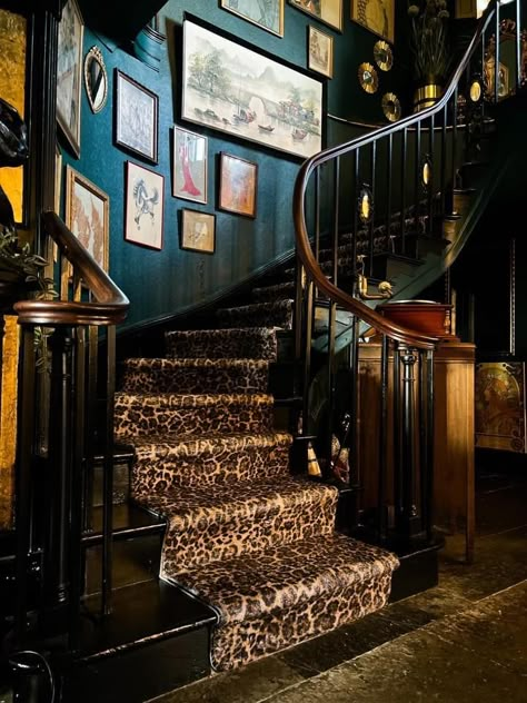 Leopard Interior Design, Old Hollywood Glam Interior Design, Old Hollywood Interior Design, Old Hollywood Bedroom, Aesthetic Stairs, Old Money Interior Design, Old Money Interior, Home Haunted House, Old Hollywood Decor