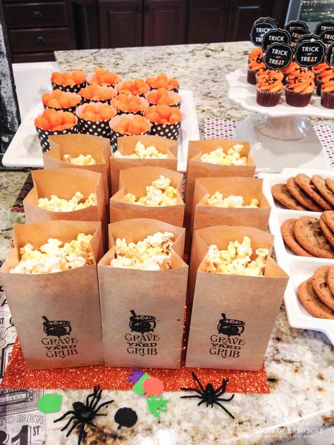 Halloween Food Station, Halloween Treats Table Party Ideas, Fall House Party Ideas, Halloween Station Ideas, Resident Halloween Party, Halloween Class Party Food Ideas, Halloween Snack Table Decor, Trick Or Treat Snack Ideas, Halloween Spooky Night Ideas