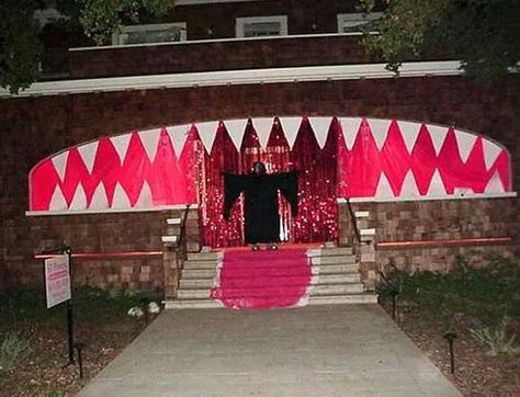 Porch teeth Monster Teeth, Monster House, Halloween Yard Decorations, I Love Halloween, Halloween Outdoor, Halloween Porch, Halloween Yard, Halloween Decorating, Theme Halloween