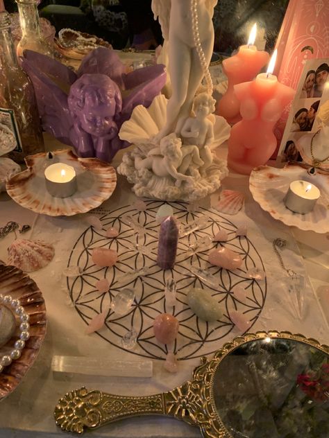 Lady Aphrodite Altar, Aphrodite Altar Setup, Altar For Aphrodite, Divine Feminine Altar, Venus Alter, Aphrodite Altar Aesthetic, Aphrodite Altars, Aphrodite Witch, Altar Aphrodite