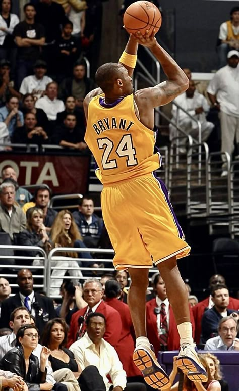 Basketball Aesthetic, Mamba Forever, Sketch Photo, Kobe Bryant 8, Kobe Bryant Poster, Retro Nba, Kobe Bryant Nba, King Lebron, Kobe Bryant Pictures