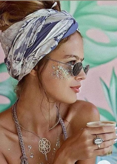 Stile Hippie Chic, Chic Lifestyle, Estilo Hippy, Mode Hippie, Hair Wrap Scarf, Hair Scarf Styles, Boho Life, Head Scarf Styles, Stil Boho