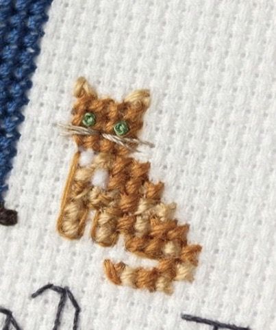 Mini Cat Embroidery, Tiny Cat Cross Stitch, Simple Cat Cross Stitch, Small Cross Stitch Ideas, Micro Cross Stitch, Mini Cross Stitch Patterns Miniatures, Mini Cat Cross Stitch, Tiny Cross Stitch Patterns Minis, Cross Stitch Cat