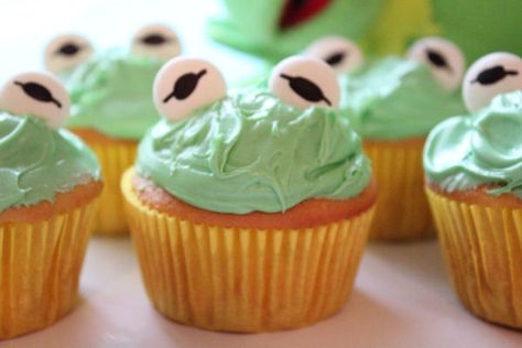 Kermit the Frog Cupcakes Muppet Party, Piggy Cupcakes, Green Frosting, Class Snacks, Frog Cupcakes, Muppets Party, Cake Mix Cupcakes, Frog Birthday Party, Disney Cupcakes