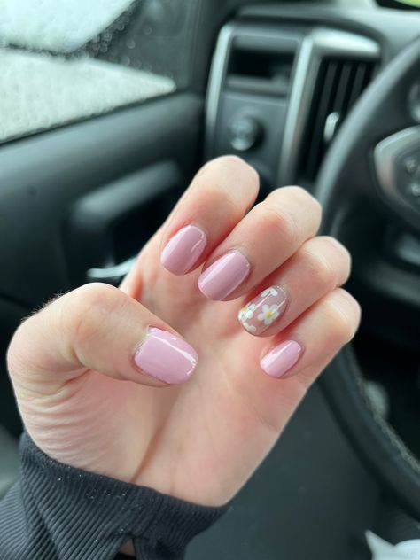 Pink Nails With One Flower Nail, Mauve Nails With Flowers, Flower Nail Polish, Light Pink With Flowers Nails, Nail Ring Finger Design, Pale Pink Nails With Flowers, Flower Ring Finger Nails, Dip Powder Nails Ideas Spring Flowers, Simple Spring Nails Pink