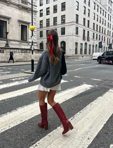 Burgundy Knee High Boots Outfit, Knee High Boots Outfit Casual, Burgundy Boots Outfit, Burgundy Knee High Boots, Knee High Boots Outfit, Outfits New York, Knee Boots Outfit, High Boots Outfit, Burgundy Boots