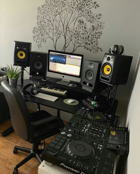 Home Recording Studio Setup, Recording Studio Setup, Producer Studio, Dj Room, Home Music Rooms, Home Studio Ideas, Studio Marketing, Beat Maker, Recording Studio Design