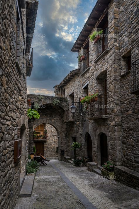 Medieval Street Concept Art, Medivial Village Aesthetic, Medieval Spain Aesthetic, Ainsa Spain, Medieval Village House, Fantasy Street, Medieval Landscape, Tiny Glade, Medieval Spain