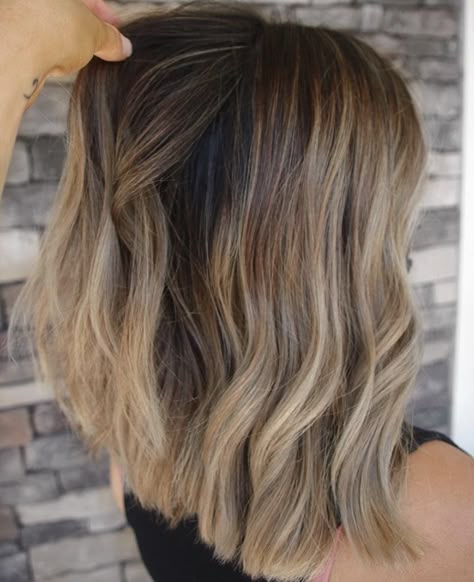 Balayage Hair Blonde Short Dark Roots, Blonde Foils Dark Hair, Dark Root Honey Blonde Balayage, Dark Roots Balayage Blonde, Short Dark Blonde Balayage, Dark Blonde Dark Roots, Short Balayage Hair Dark Roots, Light Brown Balayage Dark Roots, Summer Blonde Balayage On Dark Hair