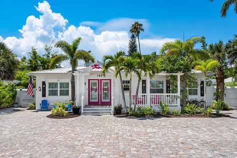 The Mermaid Cottage is pure Florida beach getaway, pre-World War II. Mermaid Cottage, Florida Beach Cottage, Florida Cottage, Cottage Modern, All White Kitchen, Beach Getaway, Modern Beach, Siesta Key, Florida Beach