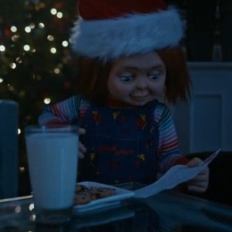 Funny Chucky Pictures, Wallpapers Realistic, Chucky Season 2, Scary Chucky, Chucky Pfp, Chucky Movies, Chucky Horror Movie, Christmas Horror, Christmas Pfp