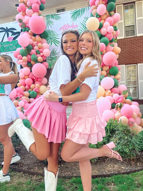 Beverly Hills Hotel Bid Day, Beverly Hills Bid Day Theme, Sorority Pose Ideas, Bid Day Poses, Beverly Hills Bid Day, Bid Day Themes Unique, Pink Bid Day, Duo Pose Ideas, Two People Poses