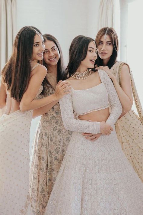 You know what's just the best? Those awesome bride squad photos which instantly bring out all the happiness and fun vibes. We mean, who doesn't love seeing bridesmaids having a blast? These days, more and more brides are all about dedicating some camera time to their bride squad on the big day, and guess what? We absolutely love the fantastic results! Indian Wedding Aesthetic, Bridesmaid Poses, Bridesmaid Photoshoot, Squad Photos, Bride Photos Poses, Sister Poses, Bride Pictures, Bridal Poses, Bride Sister