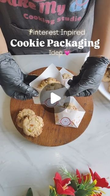 Pooja Chimurkar Ninawe | Award 🏆Winning Nagpur Baker on Instagram: "Trying the most viral yet super cute Cookie Packaging Idea 💓💖

Did you like it ? Don’t forget to Save this Reel and Follow for more 🫶🏻

#cookiepackaging #cookiepackagingideas #reels #viralreels #cookie #cookiedecorating #cookieart #" Cute Cookie Packaging, Cookie Wrapping Ideas, Diy Cookie Packaging, Cookie Gift Packaging, Christmas Cookies Packaging, Cupcake Packaging, Packaging Idea, Cookie Packaging, Packaged Food