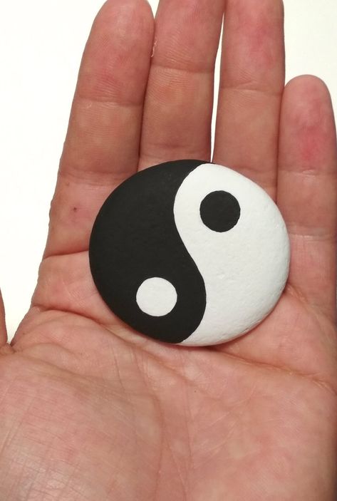 What To Paint On Rocks, Painted Rocks Ideas Easy, Easy Things To Paint On Rocks, Garden Rocks, Painted River Rocks, Yin Yang Symbol, Paint Rocks, Diy Rock Art, Pot Design