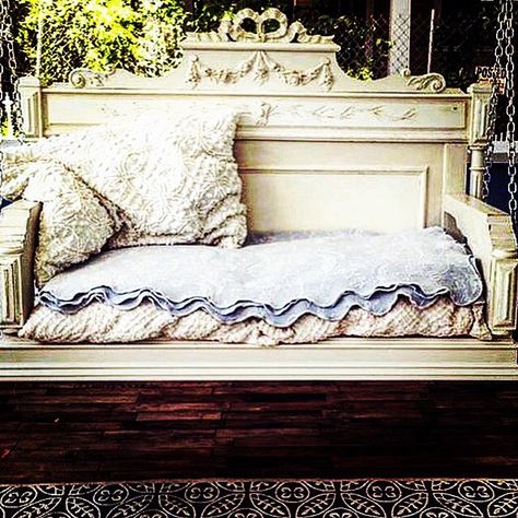 105 Likes, 4 Comments - Mary Therese Baird (@baird_halstead) on Instagram: “Repurpose an old headboard for a porch swing! Visit tsahorry.org!🏡” Repurpose Headboard Ideas, Old Headboard Ideas Reuse, Upcycled Headboard Ideas, Portico Shabby Chic, Shabby Chic Veranda, Antique Headboard, Repurposed Headboard, Headboard Benches, Shabby Chic Porch