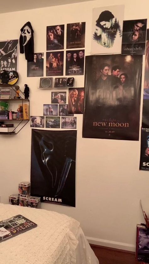 Twilightcore Bedroom, Scream Themed Bedrooms, Twilight Themed Bedroom, Spooky Bedroom Aesthetic, Horror Themed Bedroom, Horror Room Ideas, Twilight Room, Horror Bedroom, Movie Bedroom