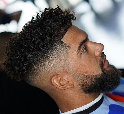 Fade Haircut Curly Hair, Taper Fade Curly Hair, Undercut Haircut, Curly Hair Fade, Short Haircut Styles, Black Men Haircuts, Pelo Afro, Black Men Hairstyles, Boys With Curly Hair