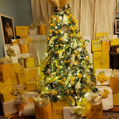 Lemon themed Christmas tree Yellow And Green Christmas Tree, Lemon Christmas Tree, Yellow Christmas Aesthetic, Yellow Christmas Tree, Christmas Tree Yellow, Christmas Aesthetics, Yellow Christmas, Themed Christmas Tree, White Elephant Party