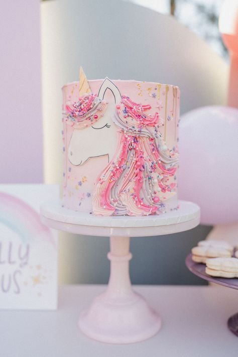 The Prettiest Backyard Unicorn Party with Sophistiplate • Beijos Events Unicorn Birthday Party Cake, Kids Unicorn Party, Unicorn Party Food, Unicorn Birthday Cake, Backyard Birthday, Rainbow Unicorn Birthday, Pink Birthday Cakes, Unicorn Theme, Unicorn Cake