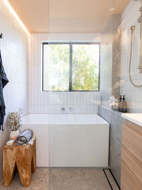 Minimal Bathrooms, Small Bathroom Layout, Narrow Bathroom, Bad Inspiration, Bathroom Tub, Tiny Bathrooms, Upstairs Bathrooms, Tiny Bathroom, Bathroom Layout