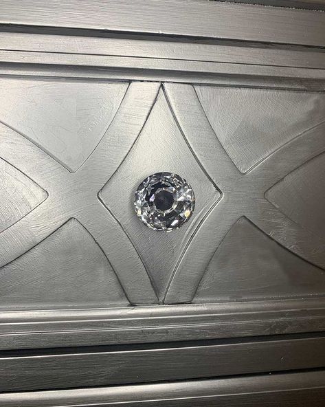 How To Paint A Metallic Dresser - Double Arrow Designs Metallic Painted Furniture Diy, Diy Dresser Makeover Ideas, Grey Painted Dresser, Silver Painted Furniture, Metallic Dresser, Dresser Makeover Ideas, Dresser Inspo, Refurbished Furniture Diy, Painted Headboard