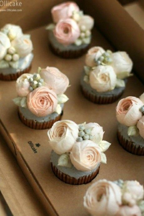 Buttercream Flower Cake, Buttercream Cake Decorating, Cupcake Cake Designs, Floral Cupcakes, Creative Cupcakes, Cake Decorating Piping, Cupcake Designs, Cake Decorating Designs, Flower Cupcakes