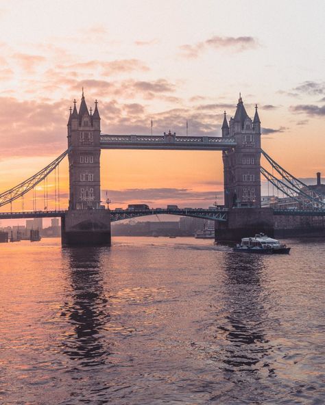 Sunrise at Tower Bridge: Where to See Golden Hour in London Hxh Chrollo, London Morning, Travel Malta, Aesthetic Place, London Wallpaper, England Aesthetic, London Dreams, Paintings Ideas, Cap Vert