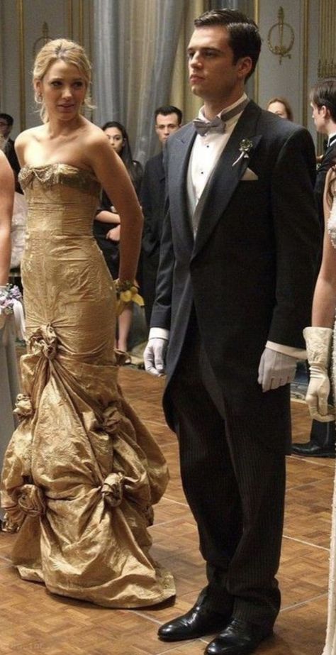 Serena Golden Dress, Serena Van Der Woodsen Gold Outfit, Serena Van Der Woodsen Prom Dress, Serena Van Der Woodsen Blue Dress, Serena Gold Dress, Serena Van Der Woodsen Gold Dress, Gossip Girl Gowns, Gossip Girl Halloween Costume, Socialite Aesthetic