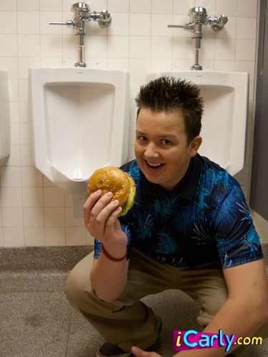 Bathroom burgers. http://www.iCarly.com Gibby Icarly, Icarly And Victorious, Breaking In, Weird Images, Icarly, In Bathroom, What’s Going On, Funny Me, Funny Laugh