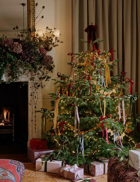 Enjoy Christmas in the Oxfordshire Countryside - Estelle Manor English Country Christmas Aesthetic, Christmas In The Countryside, John Derian Christmas, Estelle Manor Oxfordshire, British Christmas Tree, England Christmas Aesthetic, Cozy Christmas Tree Ideas, Nancy Meyers Christmas Aesthetic, Foraged Christmas Decorations