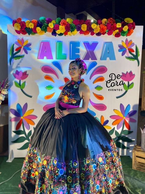 Stand fotográfico a la mexicana!!🤩 Mexican Inspired Party, Outfit Mexicano, Vestido Charro, Charro Quince, 15th Birthday Party Ideas, Mexican Quinceanera, Mexican Theme Party, Mexican Quinceanera Dresses, Mexican Night