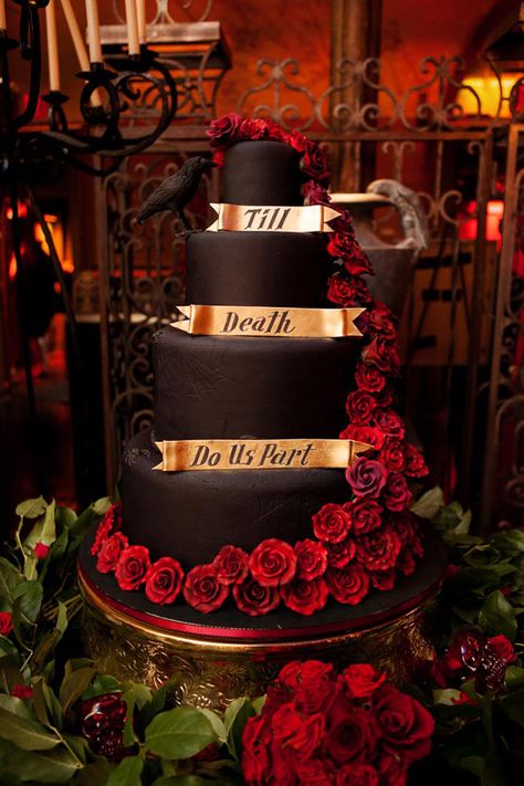 Dracula inspired wedding cake // photo by Photo Pink, cake by Colette's Cakes // http://ruffledblog.com/dracula-inspired-halloween-wedding Gothic Wedding Cake, Halloween Wedding Cakes, Halloween Decor Diy, Halloween Themed Wedding, Black Cake, Black Wedding Cakes, Wedding Cake Photos, Tiered Cake, Elegant Halloween