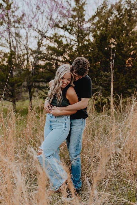 Holiday Picture Outfit, Summer Engagement Pictures, Park Engagement Pictures, Fall Picture Outfits, Engagement Photo Outfits Summer, Outfit Ideas Trendy, Engagement Outfit Ideas, Wedding New York, Couples Posing