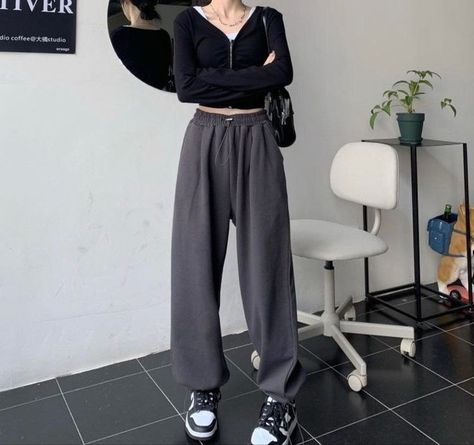 Sweatpants Korean Style, Asian Sweatpants Outfit, Korean Fashion Sweatpants, Kpop Sweatpants Outfit, Sweatpants Outfit Korean Style, Black Sweatpants Outfit Korean, Sweatpants Outfit Asian, Korean Athletic Fashion, Korean Sweatpants Outfit