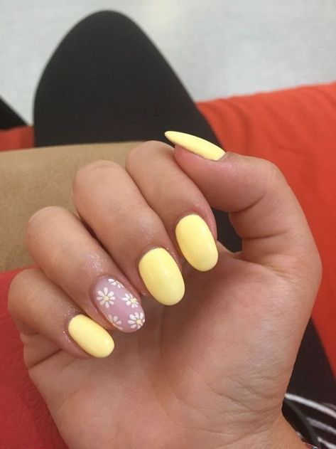 Yellow Spring Nails With Flowers, Cute Summer Nails Yellow, Pastel Yellow Summer Nails, Yellow Sun Nails Design, Summer Nails Oval Shape Short, Yellow And White Nails Short, Light Yellow Nails With Flowers, Pale Yellow Nails With Daisy, Easter Yellow Nails