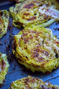 Balsamic Cabbage, Cabbage Steaks Recipe, Roasted Cabbage Steaks, Mojito Recept, Cabbage Steaks, Roasted Cabbage, Diner Recept, Wontons, Honey Roasted