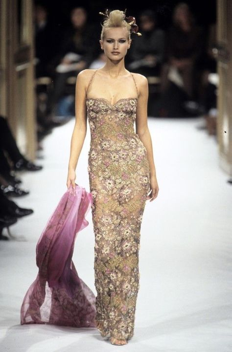 Emanuel Ungaro - Spring 1997 Couture Ungaro Couture, Emmanuel Ungaro, Runway Magazine, Runway Gowns, Glamour Outfit, 90s Runway Fashion, Runway Fashion Couture, Runway Outfits, 90s Runway