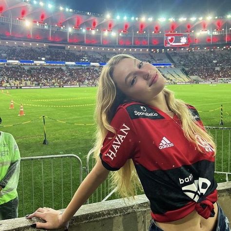 Football Player Girlfriend, Wags Soccer, Soccer Game Outfits, Players Wives, Soccer Girlfriend, Football Girlfriend, Footballers Wives, Football Wags, Football Tops