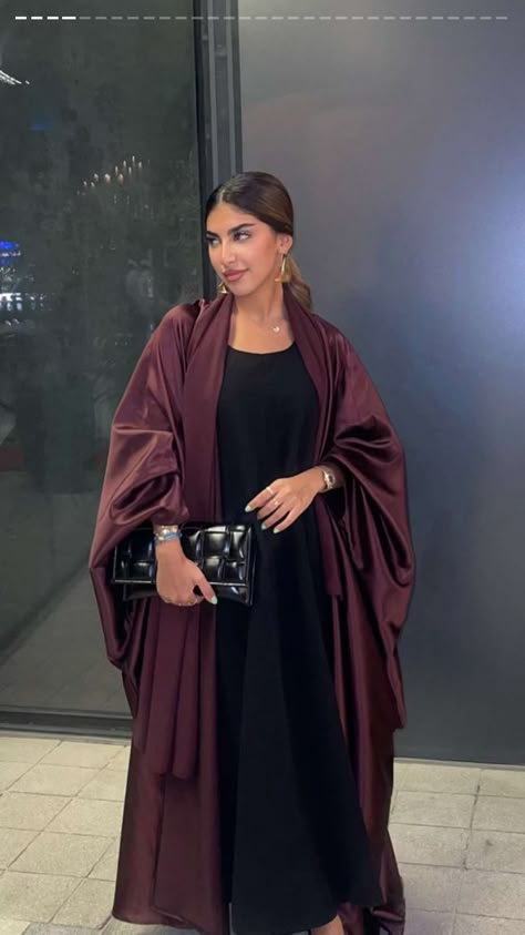 Qatari Women Fashion, Hijab Abaya Style, Khaliji Abaya, Abaya With Jeans, Abaya Closet, Abaya Look, Arabian Abaya, Dubai Abaya Fashion, Saudi Abaya