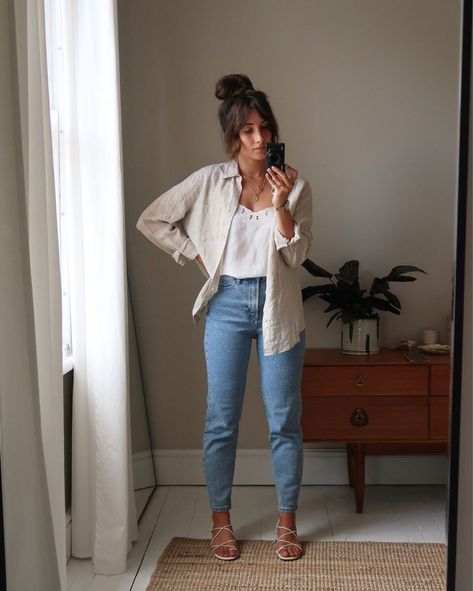 Slim Mom Jeans, Mom Jeans Outfit, Mum Fashion, Paris Mode, Mama Style, Casual Work Outfits, Woman Standing, Wardrobe Style, Mom Outfits